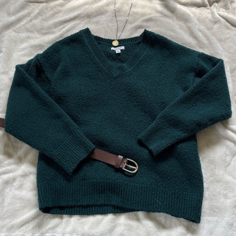 • nine west dark green v-neck sweater | m •